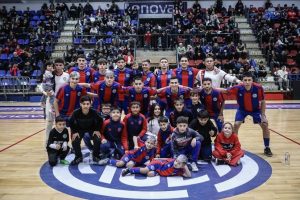 El ciclón no pudo en casa y cayó 3 a 1 frente a Kimberley en el Polideportivo Roberto Pando, por la 16ª fecha del Torneo de Primera División de Futsal AFA. El Ciclón comenzó ganando con un gol de Gian Vignieri, pero la visita reaccionó y dio vuelta el partido con autoridad para llevarse tres puntos importantes de Boedo. El conjunto azulgrana, que formó con Arce, Herrera, Aranda, Lusnig y Pelizzari como quinteto inicial, tuvo un arranque prometedor. A los 9 minutos del primer tiempo, Vignieri abrió el marcador para el local, desatando el festejo de la gente en el Pando. Sin embargo, Kimberley igualó rápidamente a los 13’ y luego pasó al frente a los 18’, cerrando el primer tiempo 2 a 1 arriba. En el complemento, el conjunto visitante volvió a golpear apenas iniciado el segundo tiempo y amplió la ventaja a 3 a 1. A pesar de los intentos de San Lorenzo por descontar, el resultado no se modificó y el equipo dirigido por Luciano Antonelli sumó su segunda derrota consecutiva en el campeonato.