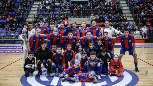 El ciclón no pudo en casa y cayó 3 a 1 frente a Kimberley en el Polideportivo Roberto Pando, por la 16ª fecha del Torneo de Primera División de Futsal AFA. El Ciclón comenzó ganando con un gol de Gian Vignieri, pero la visita reaccionó y dio vuelta el partido con autoridad para llevarse tres puntos importantes de Boedo. El conjunto azulgrana, que formó con Arce, Herrera, Aranda, Lusnig y Pelizzari como quinteto inicial, tuvo un arranque prometedor. A los 9 minutos del primer tiempo, Vignieri abrió el marcador para el local, desatando el festejo de la gente en el Pando. Sin embargo, Kimberley igualó rápidamente a los 13’ y luego pasó al frente a los 18’, cerrando el primer tiempo 2 a 1 arriba. En el complemento, el conjunto visitante volvió a golpear apenas iniciado el segundo tiempo y amplió la ventaja a 3 a 1. A pesar de los intentos de San Lorenzo por descontar, el resultado no se modificó y el equipo dirigido por Luciano Antonelli sumó su segunda derrota consecutiva en el campeonato.