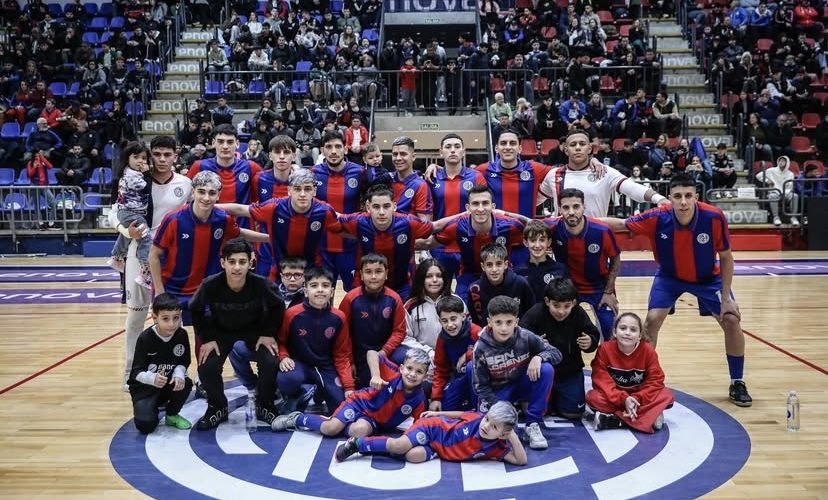 El ciclón no pudo en casa y cayó 3 a 1 frente a Kimberley en el Polideportivo Roberto Pando, por la 16ª fecha del Torneo de Primera División de Futsal AFA. El Ciclón comenzó ganando con un gol de Gian Vignieri, pero la visita reaccionó y dio vuelta el partido con autoridad para llevarse tres puntos importantes de Boedo. El conjunto azulgrana, que formó con Arce, Herrera, Aranda, Lusnig y Pelizzari como quinteto inicial, tuvo un arranque prometedor. A los 9 minutos del primer tiempo, Vignieri abrió el marcador para el local, desatando el festejo de la gente en el Pando. Sin embargo, Kimberley igualó rápidamente a los 13’ y luego pasó al frente a los 18’, cerrando el primer tiempo 2 a 1 arriba. En el complemento, el conjunto visitante volvió a golpear apenas iniciado el segundo tiempo y amplió la ventaja a 3 a 1. A pesar de los intentos de San Lorenzo por descontar, el resultado no se modificó y el equipo dirigido por Luciano Antonelli sumó su segunda derrota consecutiva en el campeonato.